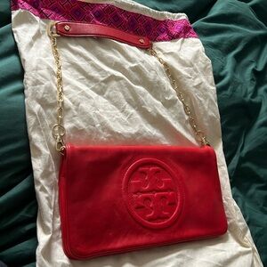 Tory Burch purse with magnet closure and gold chain